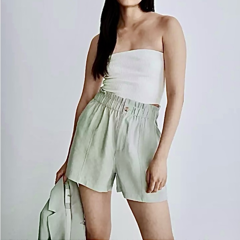 Seamed Pull-On Paperbag
Shorts in Softdrape size XS